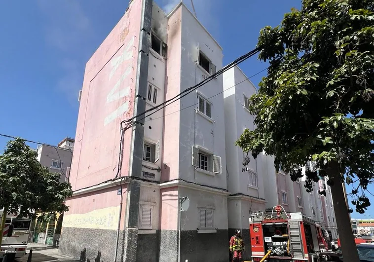 Aparatoso incendio en un edificio de Schamann