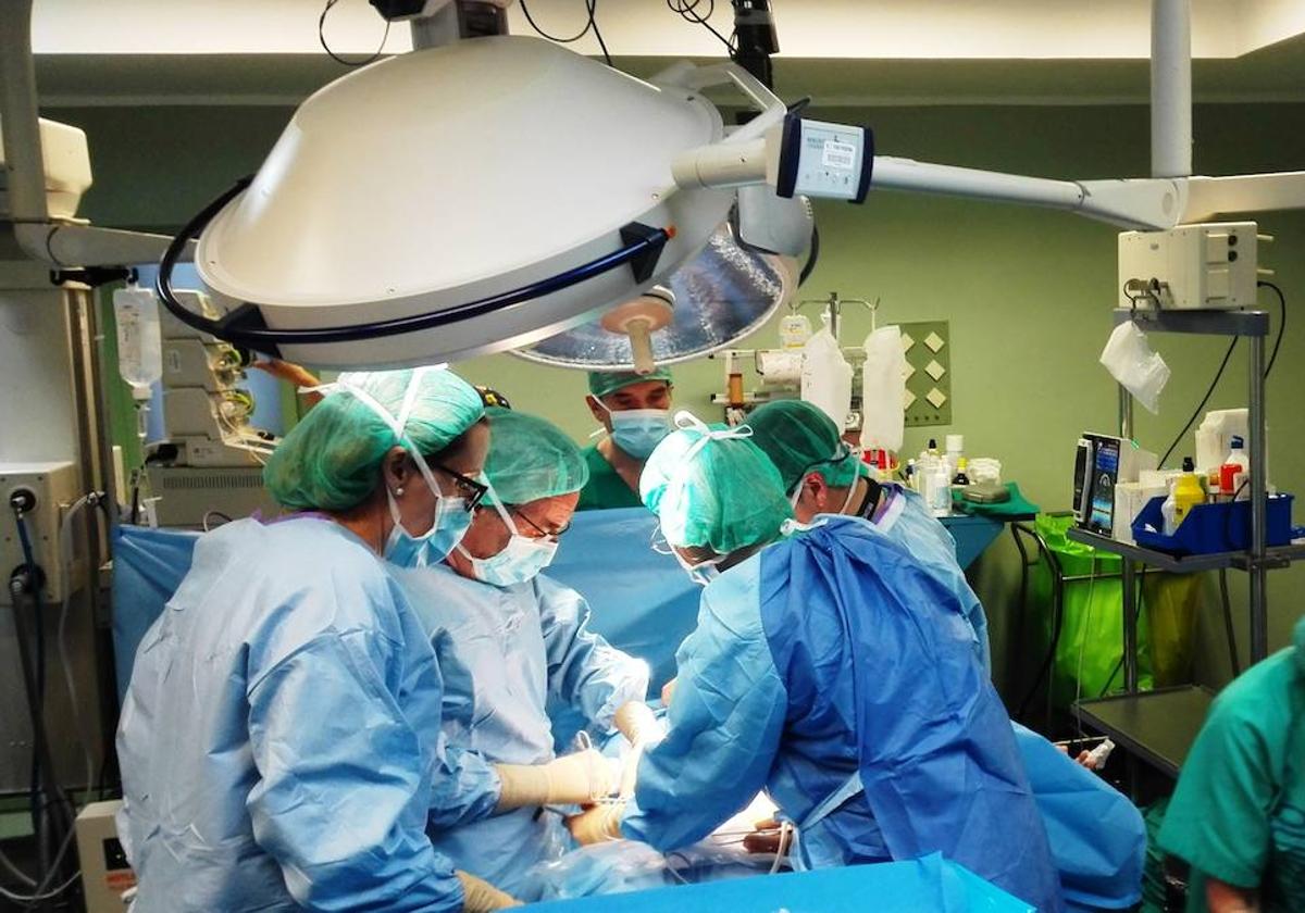 Canarias, la autonomía donde más se espera por una consulta y la cuarta por una operación