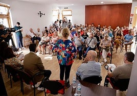 Reunión multitudinaria en San Cristóbal para informar de las ayudas