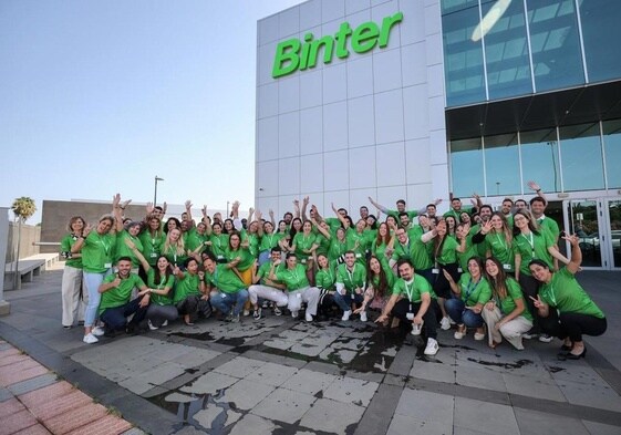El equipo de Binter posa con sus camisetas verdes en su sede de Gran Canaria.