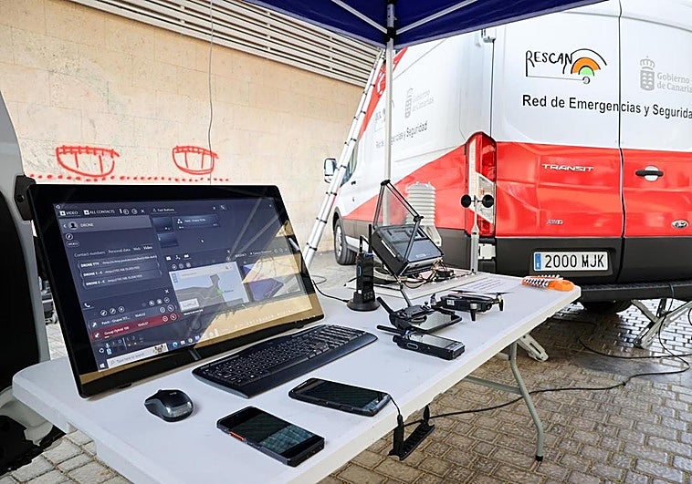 Unidad móvil de comunicaciones de Rescan, instalada cerca de la sede del Instituto Tecnológico de Canarias (ITC) en la capital grancanaria.