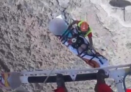Un helicóptero rescata a una senderista en el Teide