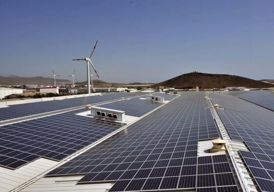 Paneles fotovoltaicos en la cubierta de una industria de Gran Canaria.