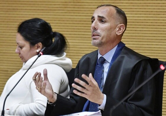 Ylenia R.S y su abogado Israel Godoy durante el juicio por el crimen de Nono.