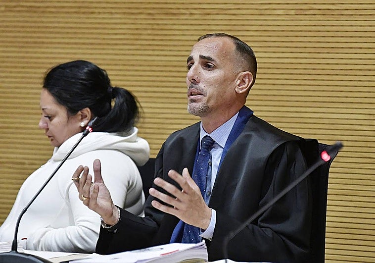 Ylenia R.S y su abogado Israel Godoy durante el juicio por el crimen de Nono.