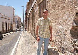 David de León, concejal de Patrimonio Histórico, en la calle Juan Domínguez Peña, donde se localizan varios inmuebles antiguos.