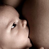 La leche materna cubre las necesidades de cada bebé: «Jamás se podrá imitar»