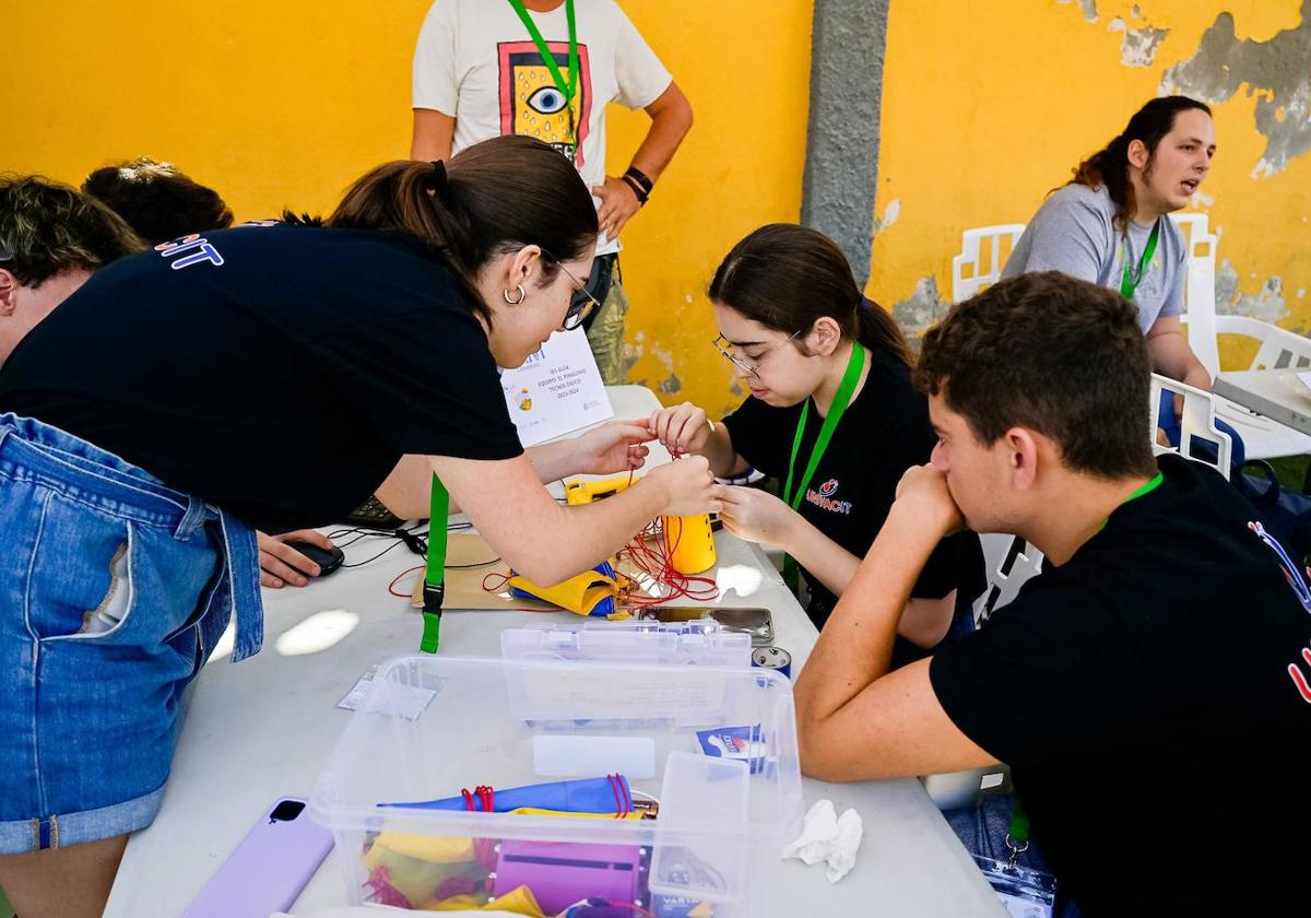 Estudiantes canarios simulan el lanzamiento real de un satélite con latas de refrescos