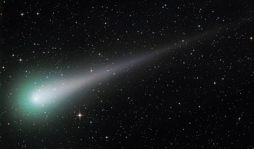 Imagen principal - El cometa Olbers (primero a la izquierda), el Tsuchinshan-Atlas (arriba a la derecha) y el 333P/Linear, los próximos cometas que se podrán observar este año.