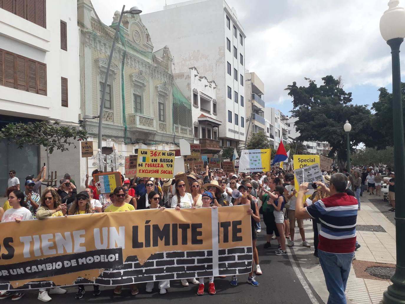 Las imágenes de la manifestación del 20A en toda Canarias
