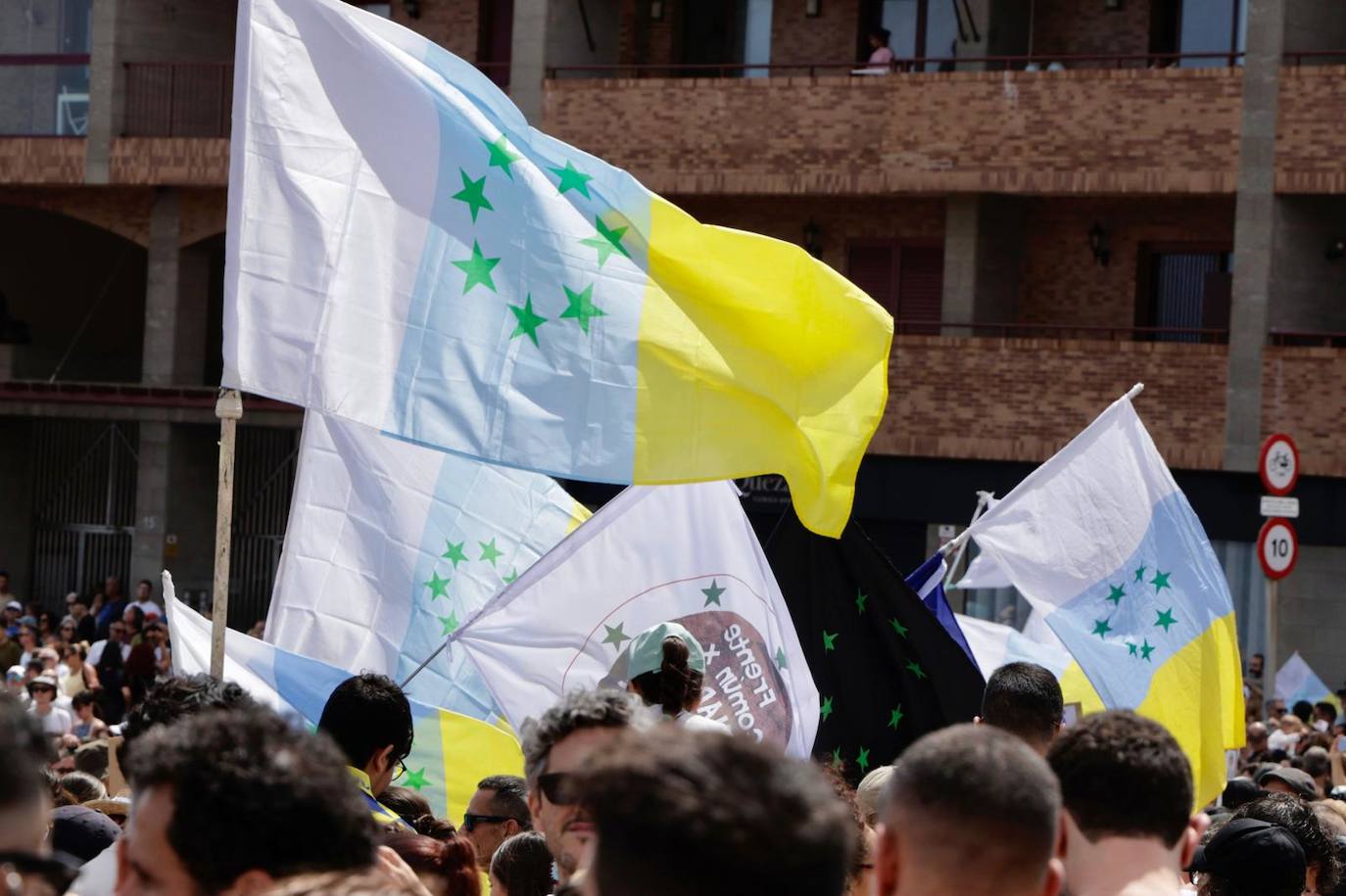 Las imágenes de la manifestación del 20A en toda Canarias