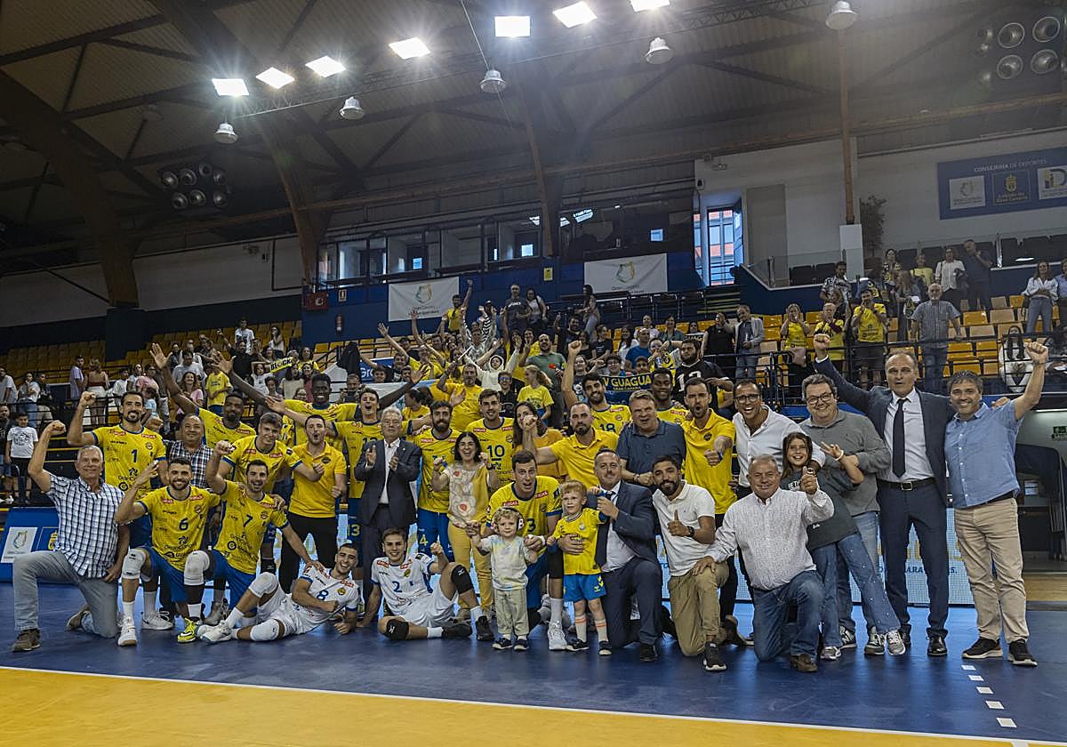 Celebración de la plantilla al completo del Guaguas.