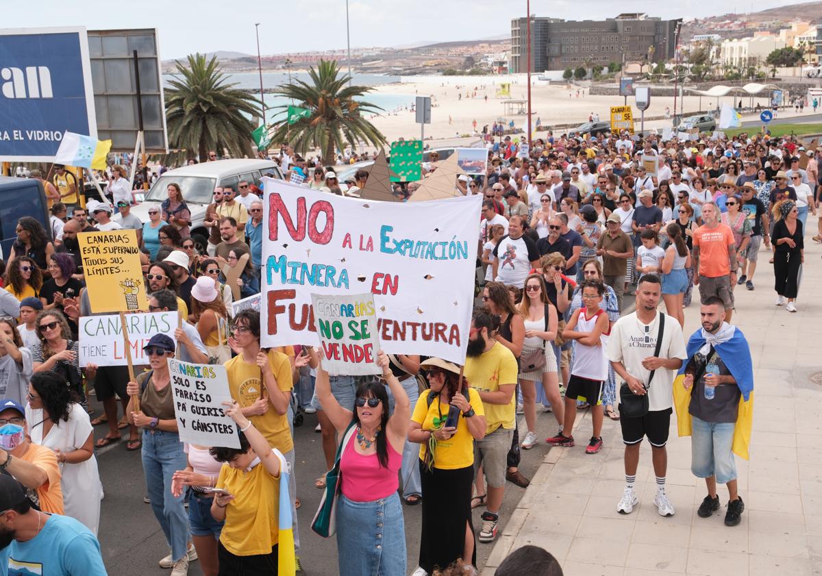 Imagen principal - Agua, vivienda, paisaje, tierras raras, torretas: Fuerteventura, ahíta de todo, sale a la calle