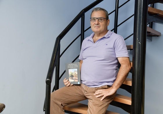 Faneque Hernández, con su libro.