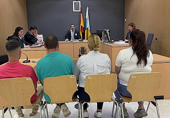 Los cuatro acusados, de espaldas, durante el juicio.