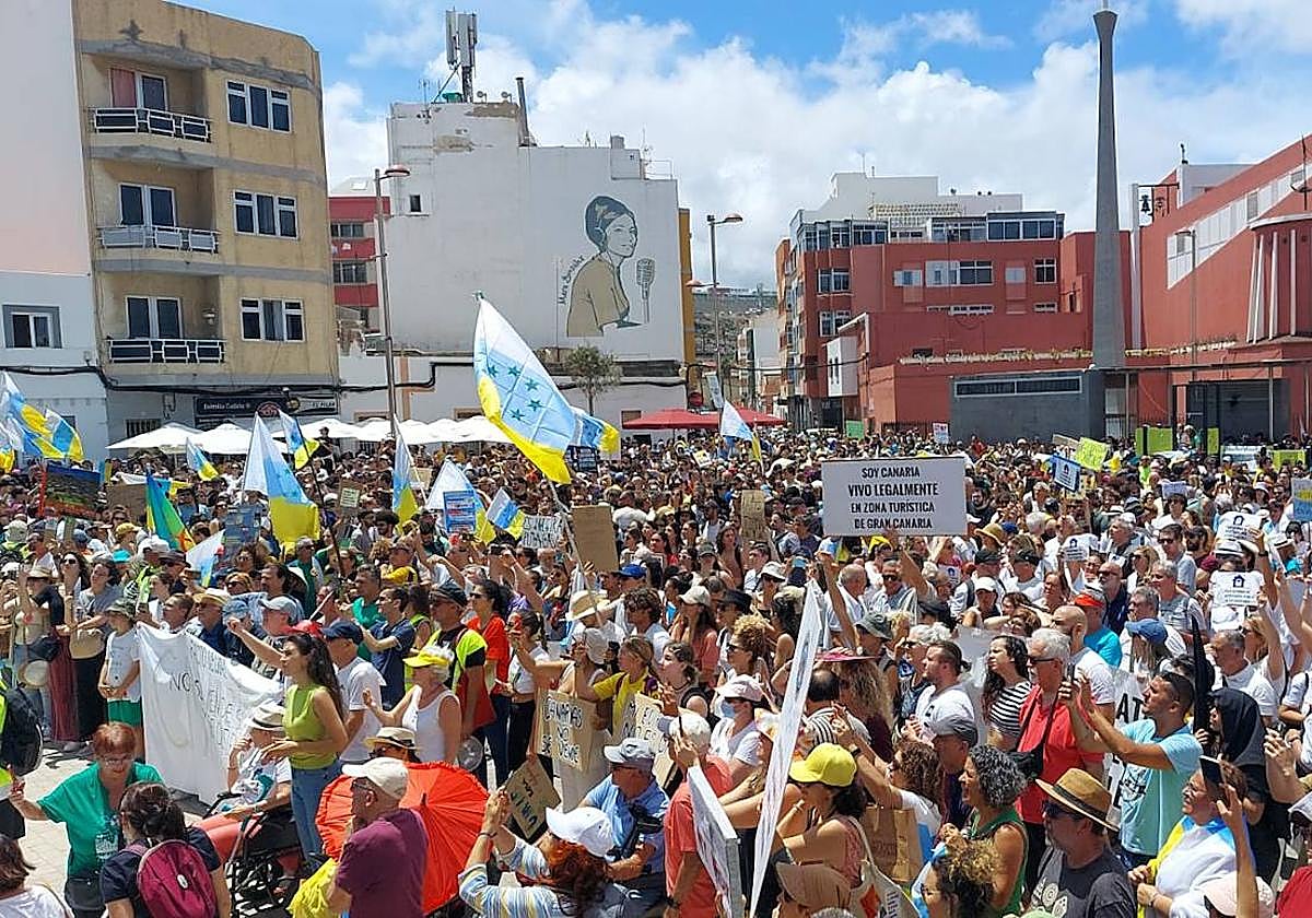 Manifestantes ayer en la plaza del Pilar de la capital grancanaria donde acabó la convocatoria 'Canarias tiene un límite'.