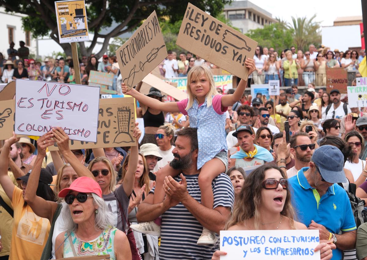 Imagen secundaria 1 - Agua, vivienda, paisaje, tierras raras, torretas: Fuerteventura, ahíta de todo, sale a la calle