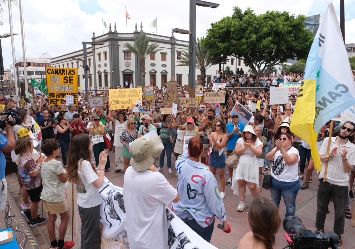 Imagen principal - Agua, vivienda, paisaje, tierras raras, torretas: Fuerteventura, ahíta de todo, sale a la calle