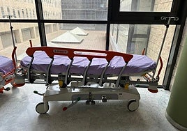 Imagen de una de las camillas incorporada recientemente en el centro hospitalario.