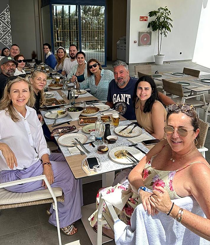 Imagen secundaria 2 - Arriba: Sesión de meditación en el Hotel Rural Las Calas; abajo izquierda: recorrido por el Hotel Rural Las Longueras; abajo derecha: almuerzo en Perchel Beach Club.