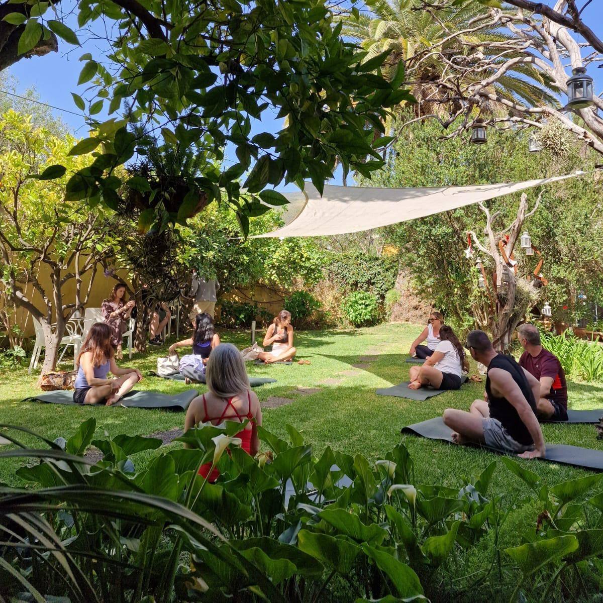 Imagen principal - Arriba: Sesión de meditación en el Hotel Rural Las Calas; abajo izquierda: recorrido por el Hotel Rural Las Longueras; abajo derecha: almuerzo en Perchel Beach Club.