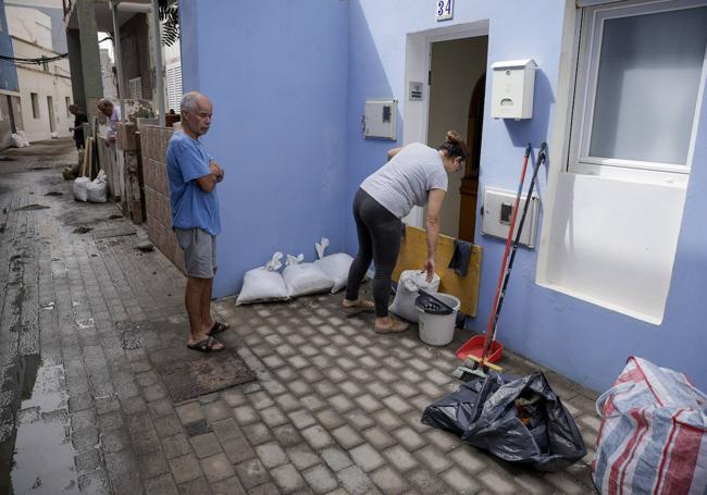 Vecinos en tareas de limpieza.