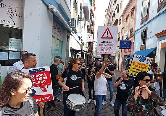 Docentes de los conservatorios concentrados este martes frente al Parlamento de Canarias.