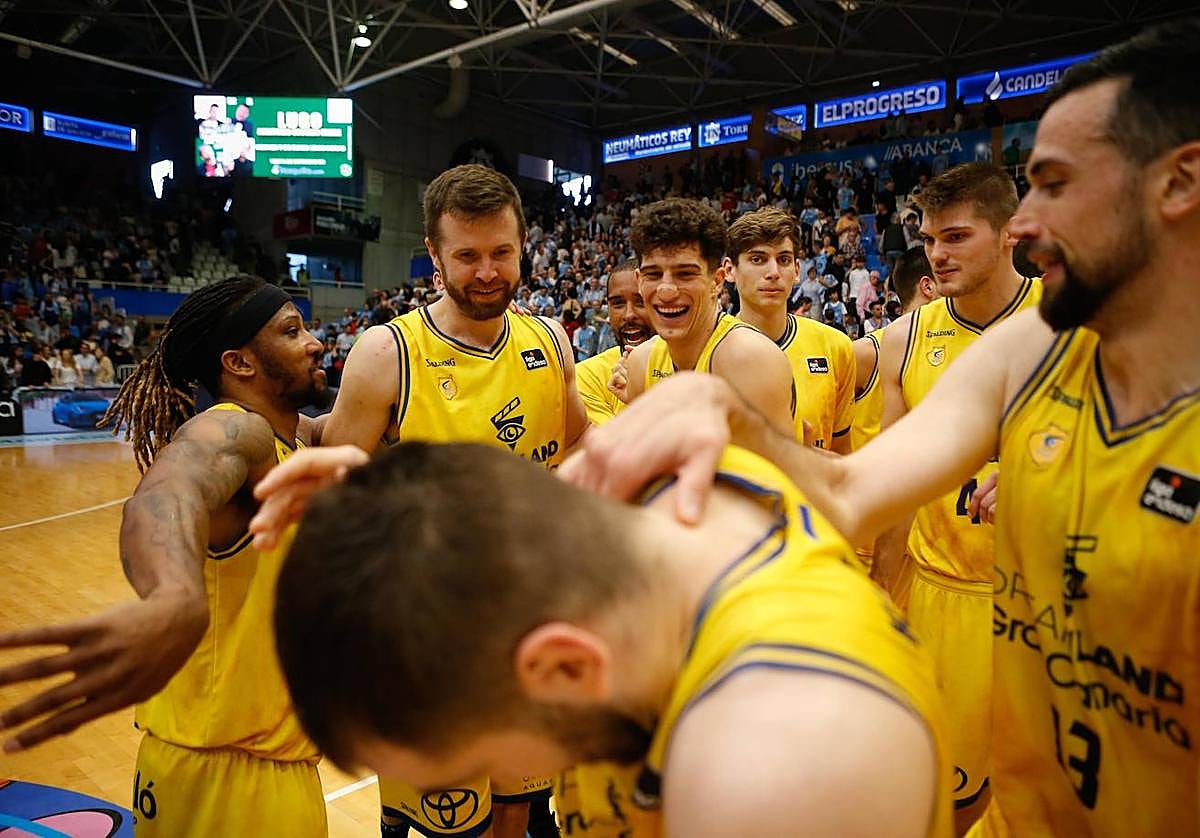 Los jugadores del Granca celebran la victoria en Lugo