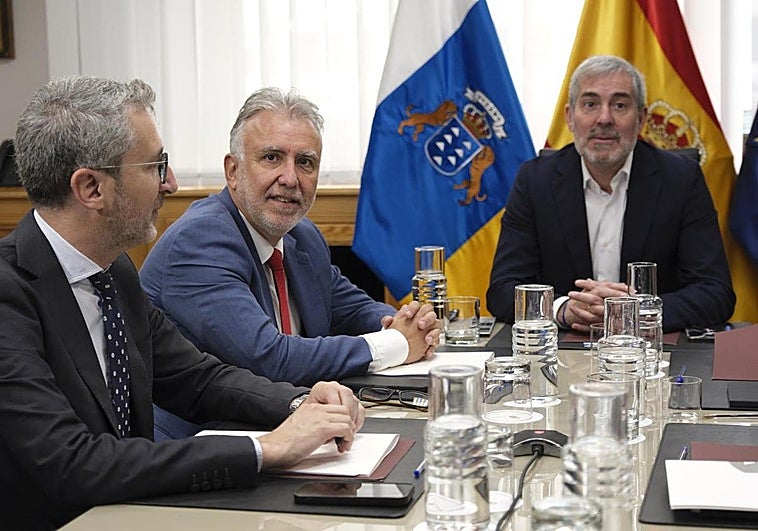 Clavijo y Torres, ayer durante el encuentro previo a la reunión bilateral sobre Costas.