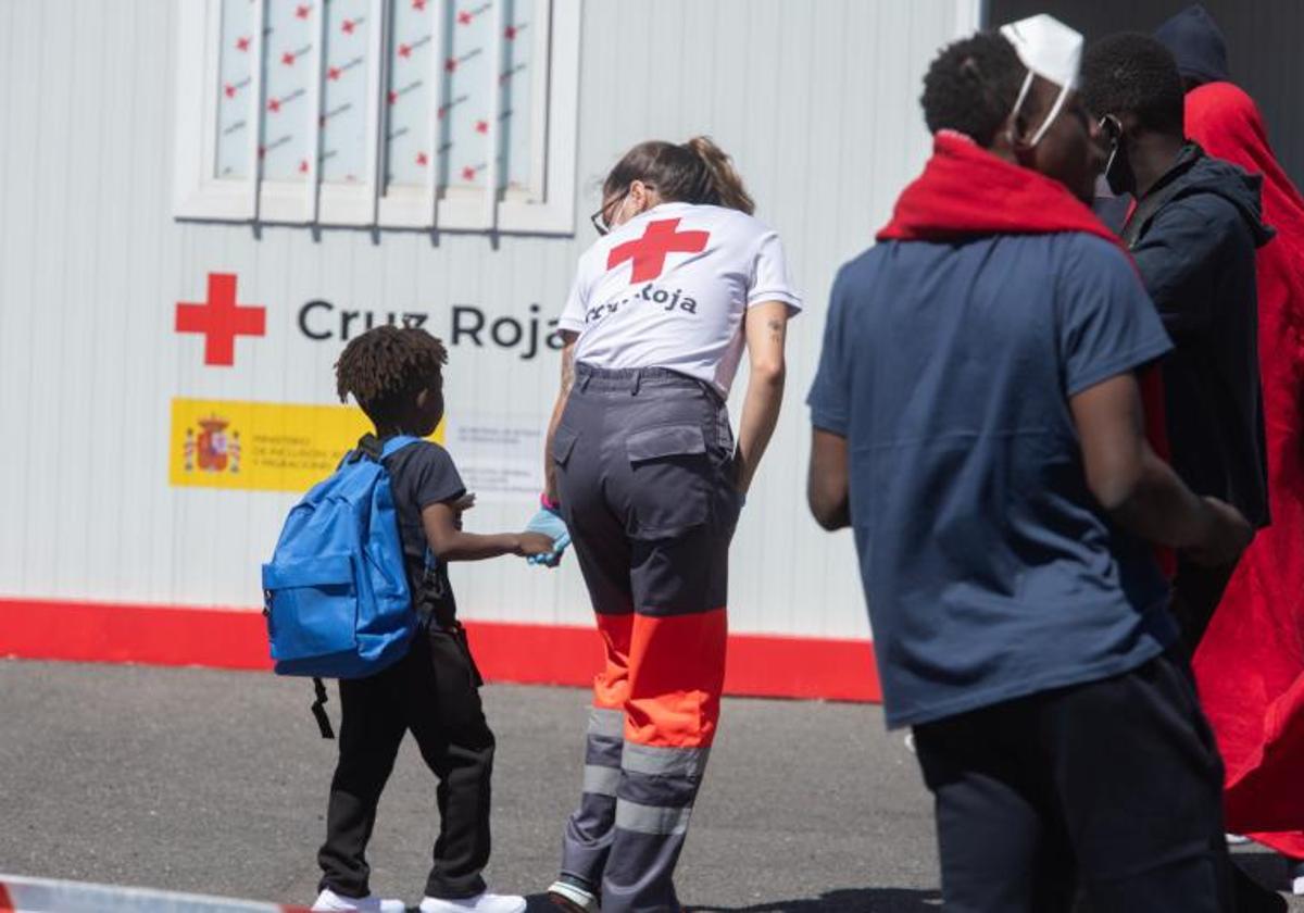 Un menor migrante junto a una trabajadora de Cruz Roja en Fuerteventura.