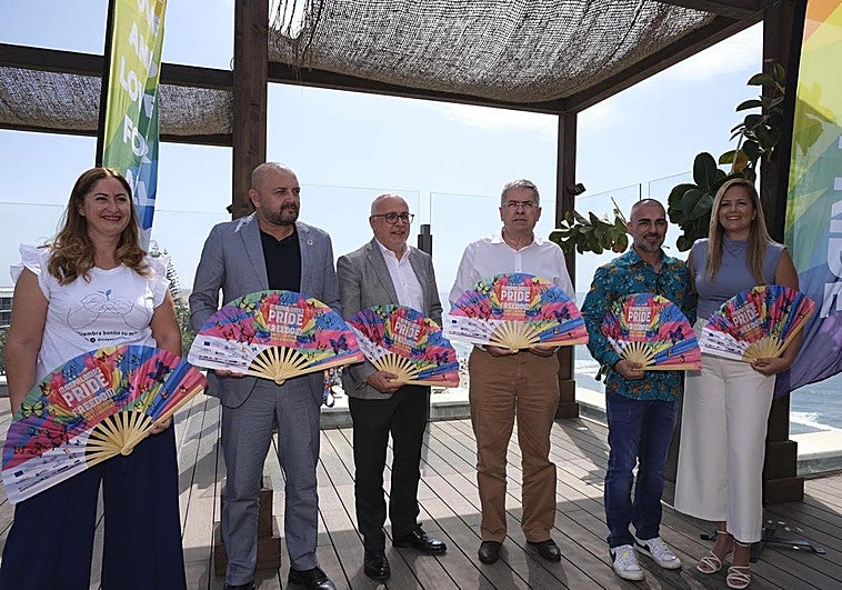 De izquierda a derecha, Eva Pascual, Carlos Álamo, Antonio Morales, Marco Aurelio Pérez, Fernando Ilarduya y Yilenia Vega, tras la presentación del Pride.