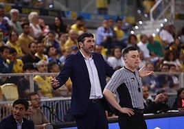 Mumbrú gesticula en el partido ante el Granca en el Arena.