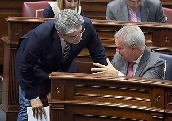 Imagen de archivo de Román Rodríguez (NC) y el portavoz socialista, Sebastián Franquis (d).