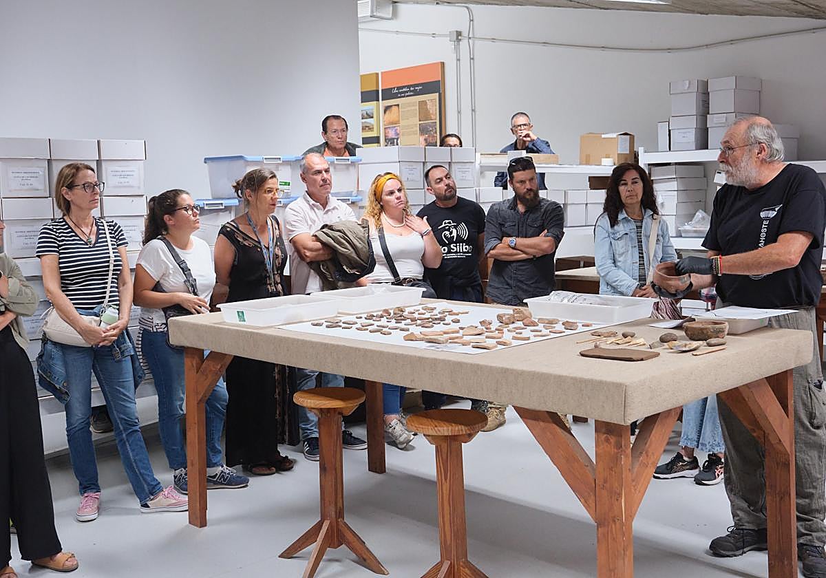 Silverio López explica a los participantes del ciclo Erbania, en el Museo Arqueológico de Fuerteventura.