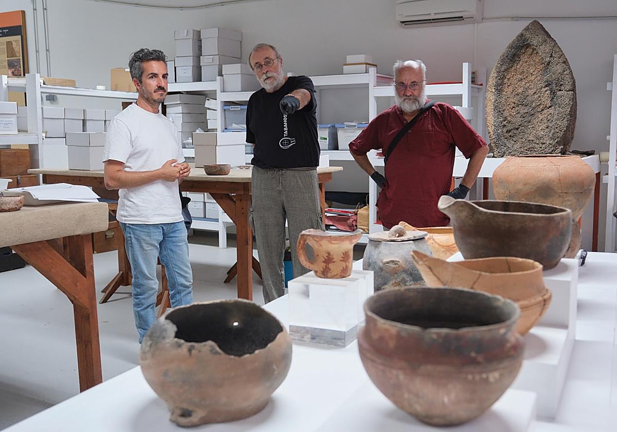 Rayco León, consejero de Patrimonio Histórico, y los alfareros Silverio López y José Angel Hernández, en el Museo Arqueológico.