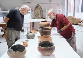 Los alfareros Silverio López, a la izquierda, y José Ángel Hernández, con tofios y otras cerámicas de los fondos del Museo Arqueológico de Fuerteventura (MAF), en Betancuria.
