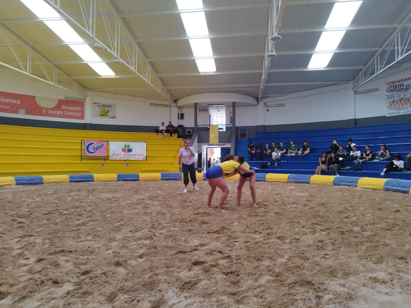 Imagen secundaria 1 - Cruce de Arinaga se convirtió por un día en un gran centro de Secundaria