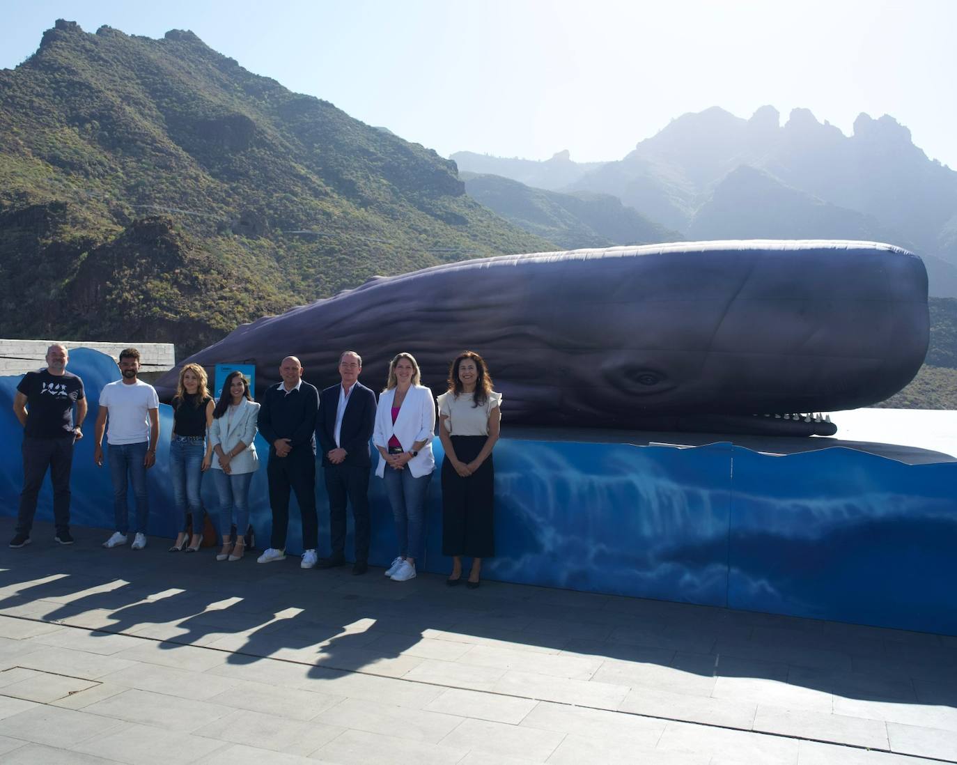 De izquierda a derecha: el director de Loro Parque Fundación, Javier Almunia; el concejal de Desarrollo Económico y Empleo, Alberto Álvarez; el presidente de Loro Parque Fundación, Christoph Kiessling; la Concejala de Seguridad, María Mercedes Vargas; la concejala de Educación y Escuela Infantil, Coraima Afonso Navarro; el teniente de alcalde y concejal de Área Cultura, Deportes y Educación, Adolfo Alonso; la concejala de Turismo y Sostenibilidad, Patricia Paulsen; y la directora de área Tenerife Oeste de CaixaBank, Pilar Ramos.