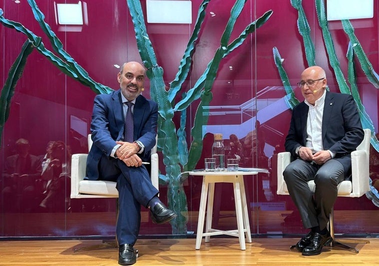 El director de CANARIAS7, Francisco Súarez (i) y el presidente del Cabildo de Gran Canaria, Antonio Morales, durante el foro.