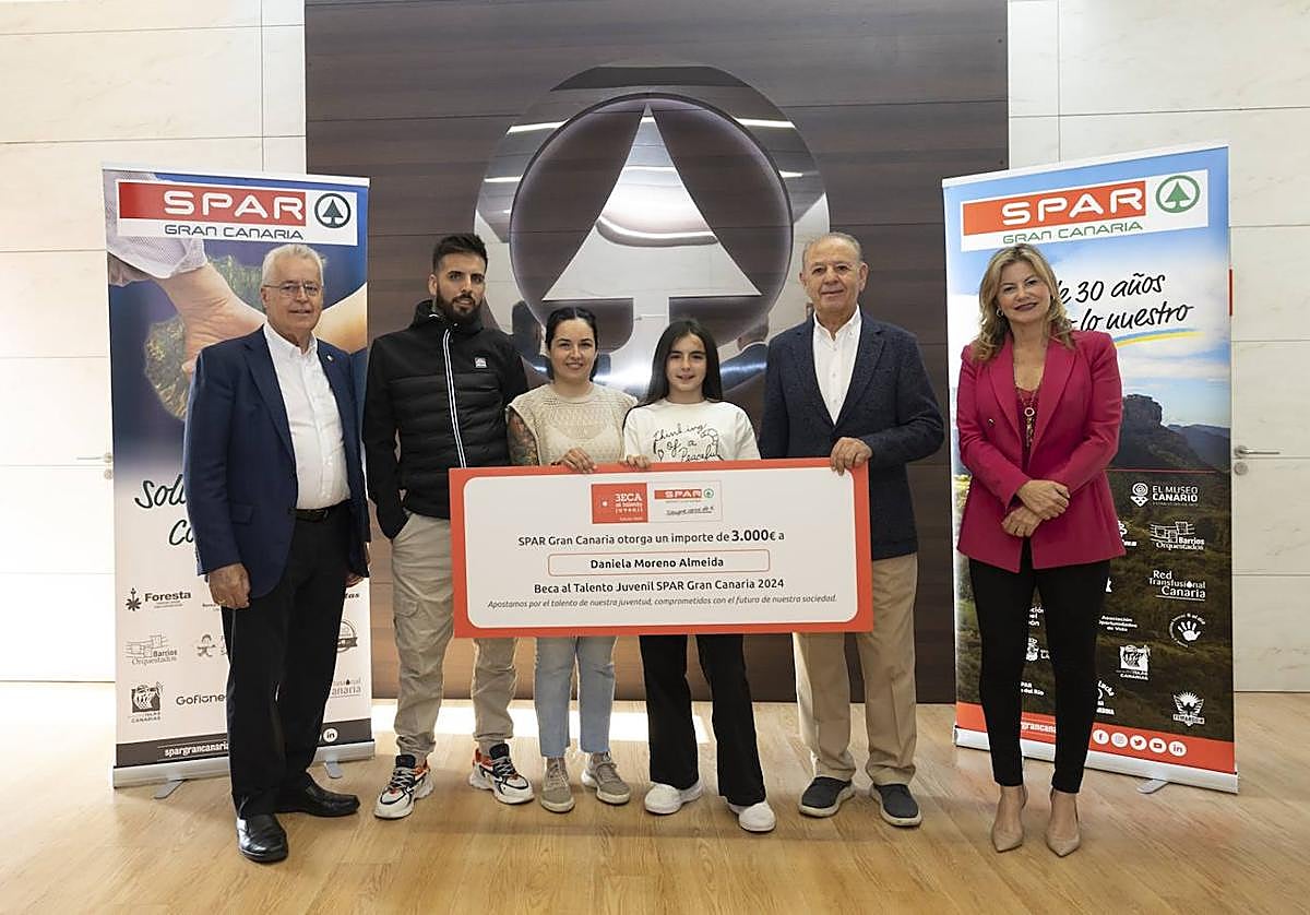 La directiva de SPAR Gran Canaria entrega a Daniela Moreno y sus padres la Beca al Talento Juvenil 2024.