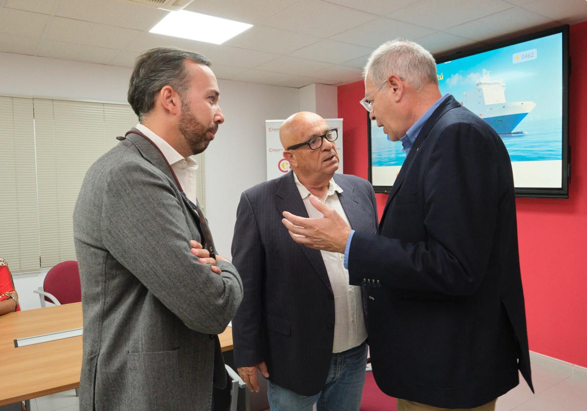 Luis González, consejero insular de Transportes, y Juan Jesús Rodríguez Marichal, presidente de de la Cámara de Comercio de Fuerteventura, escuchan las explicaciones de Juan Jesús Dionis, jefe de carga de Fred. Olsen.