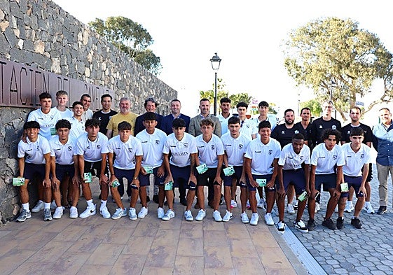 Foto de familia durante el homenaje.