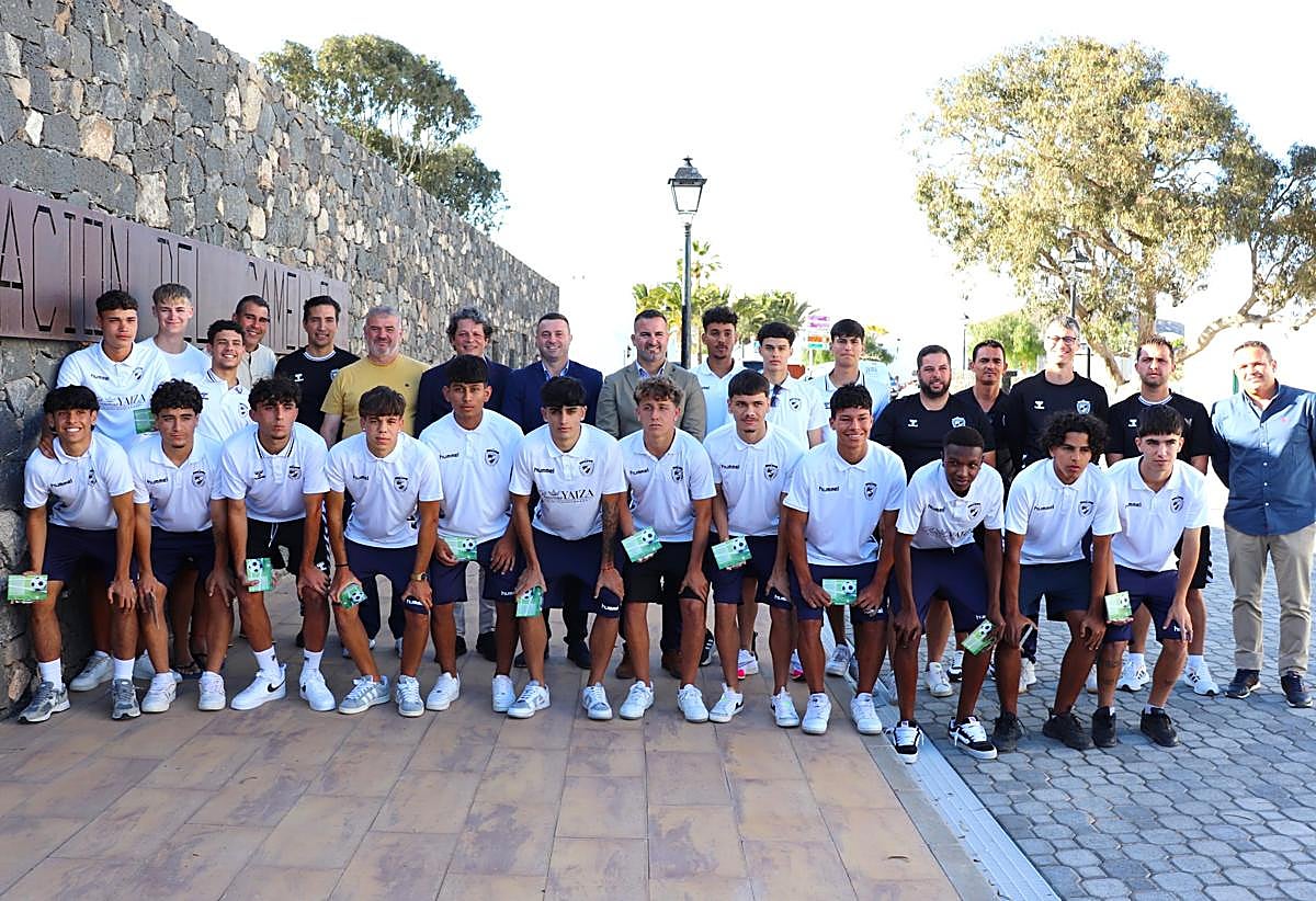 Foto de familia durante el homenaje.