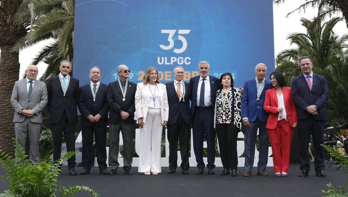 Foto de familia de los premiados junto a los representates poíticos y el rector de la ULPGC.