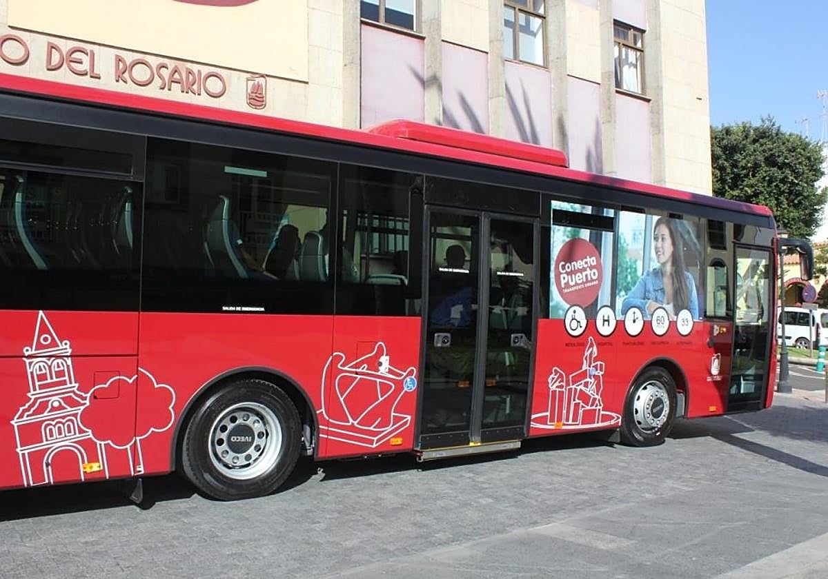 Presentación de una guagua del transporte urbano, en las casas consistoriales.