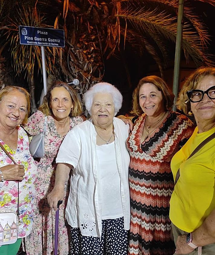 Imagen secundaria 2 - Distintos momentos del acto celebrado en la plaza Pino Guerra.