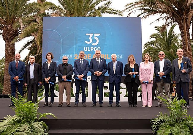 Miembros de la Comisión Promotora de la ley de iniciativa popular que dio pie a la creación de la ULPGC junto al rector Lluís Serra.