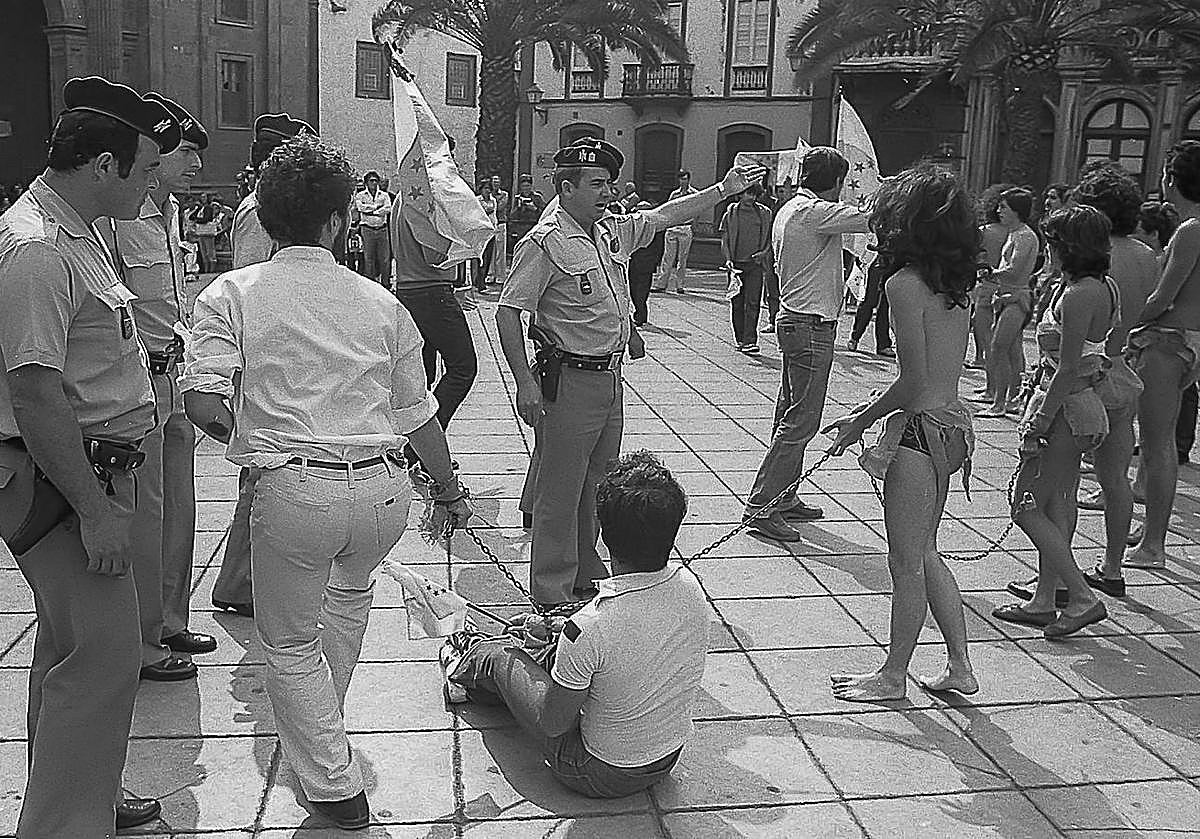 Los manifestantes ataviados con tamarcos y encadenados en la plaza de Santa Ana el 29 de abril de 1984.