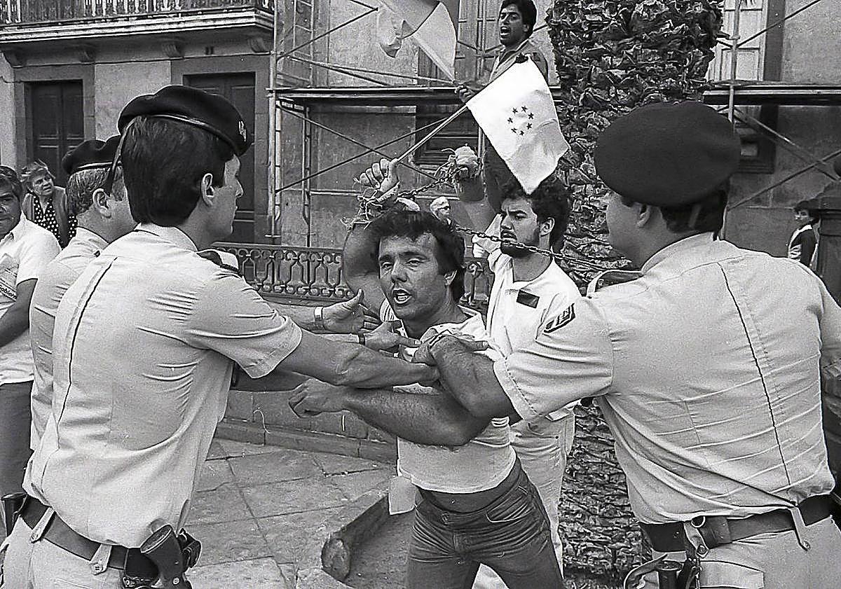 Imagen principal - Las imágenes de tensión compusieron aquella jornada.