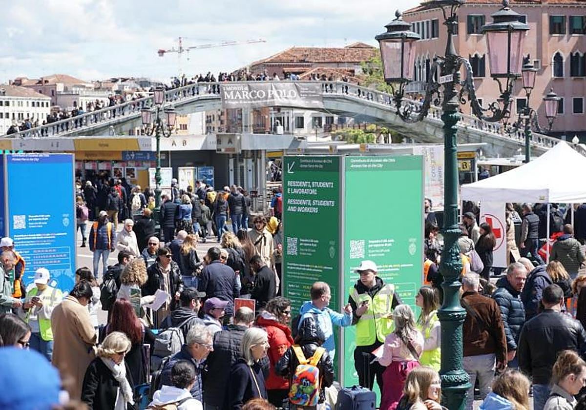 Visitantes accediendo esta semana a Venecia.